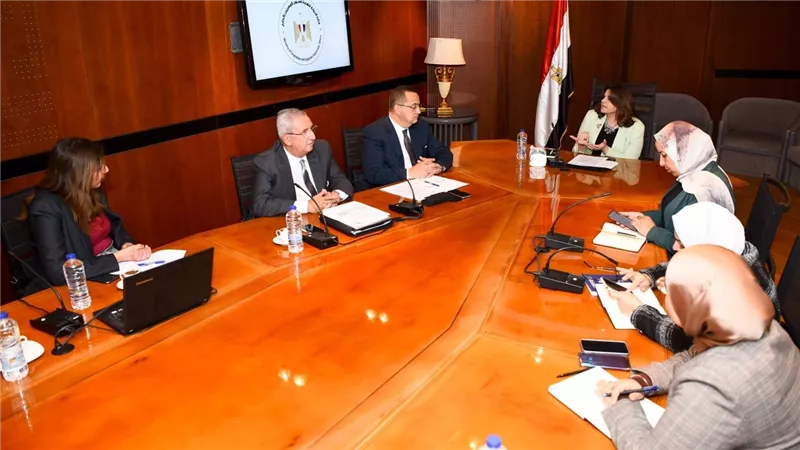 وزيرة الهجرة تترأس اجتماع 