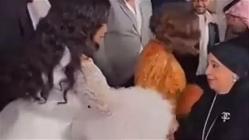 ظهور والدة الفنانة أنغام في حفل صوت مصر.. كيف تبدو؟