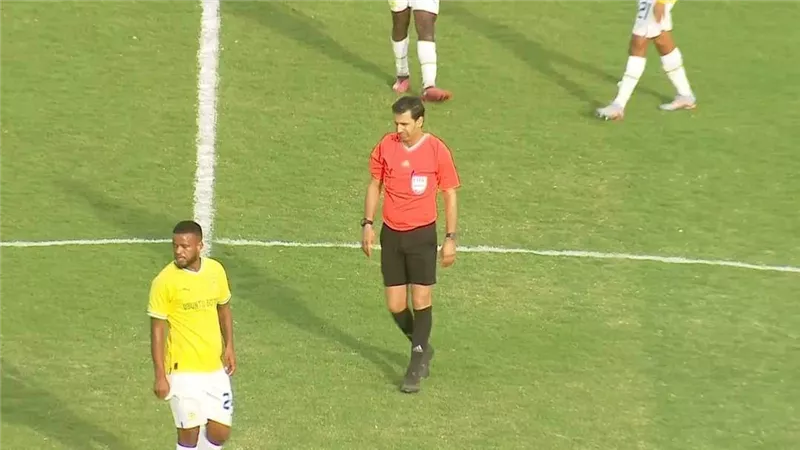 حكم مرتشي .. تعليق مدافع الزمالك بعد تعادل الهلال مع صن داونز