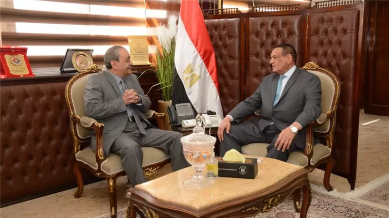 وزير التنمية المحلية يتابع مع محافظ الإسماعيلية ملف المشروعات المتعثرة