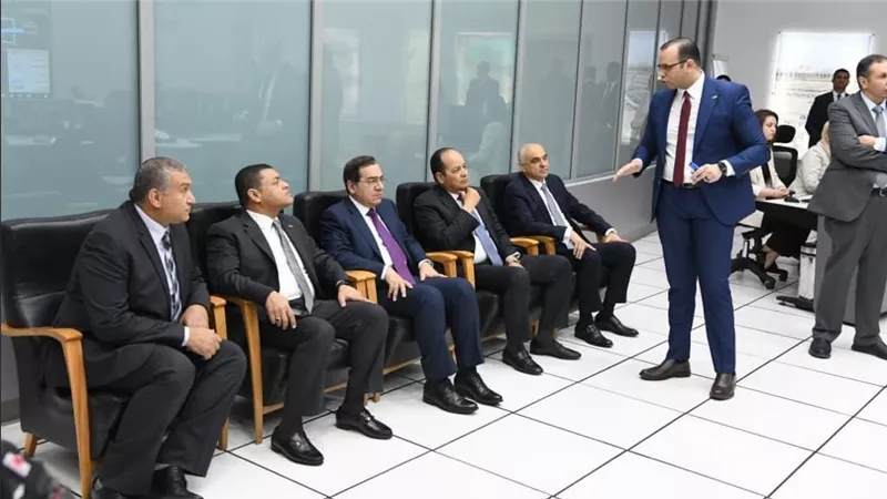 وزير البترول والثروة المعدنية يتفقد تطورات المركز القومى للتحكم فى الشبكة القومية للغازات