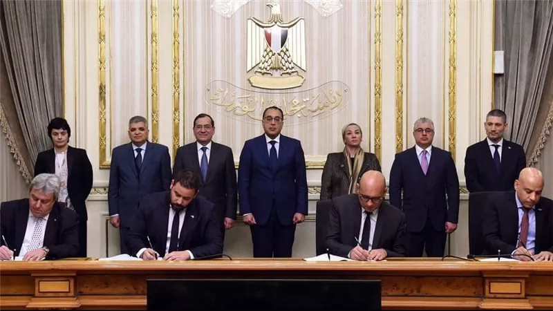 مدبولي يشهد مراسم توقيع اتفاقية بين قناة السويس ومجموعة شركات 