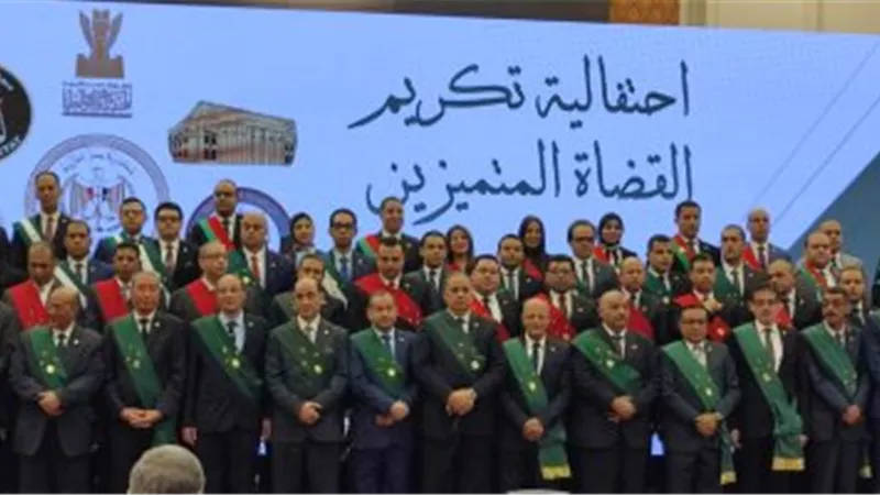 وزير العدل يسلم شهادات تقدير موقعة من الرئيس السيسي للقضاة المميزين