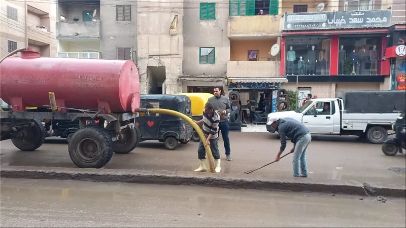رفع المياه بعدد من مدن محافظة كفر الشيخ التى تعرضت لهطول أمطار