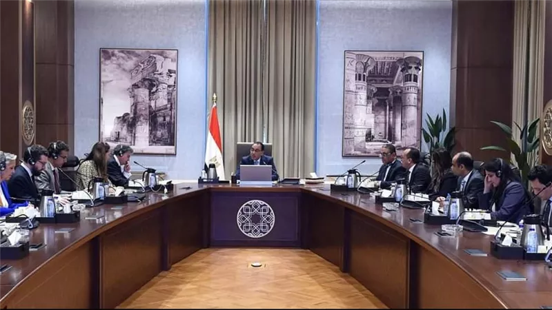 رئيس الوزراء يلتقي وفدا فرنسيا يضم سياسيين وكتابا وصحفيين 