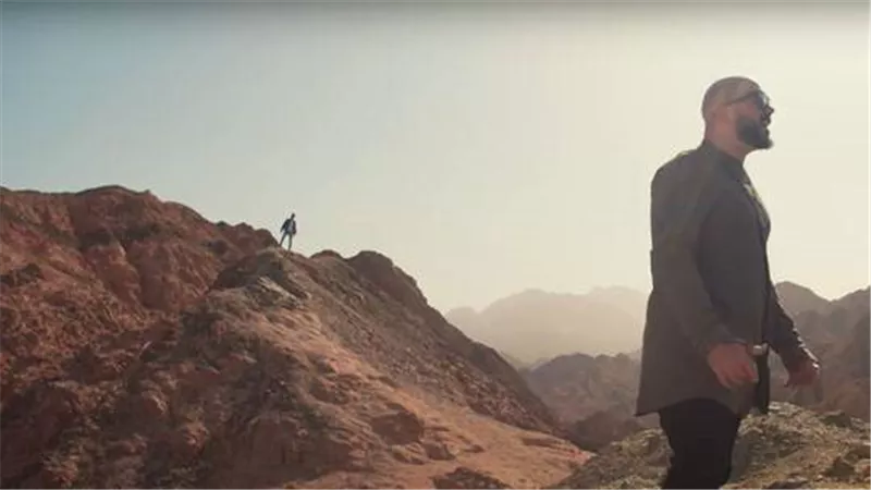 إعلان على جبل 
