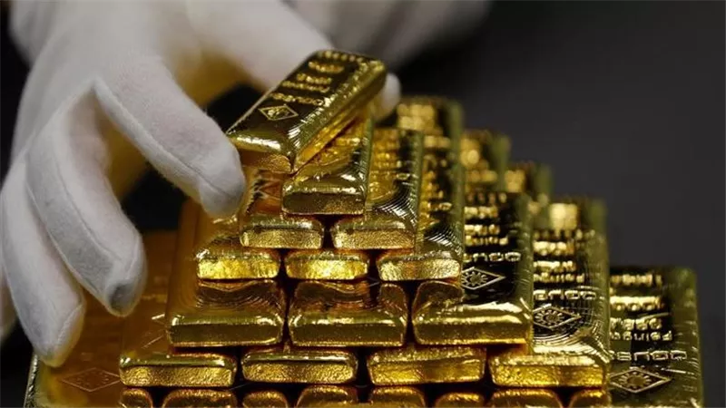 أسعار الذهب والدولار.. عيار 21 ينخفض نحو 10 جنيهات
