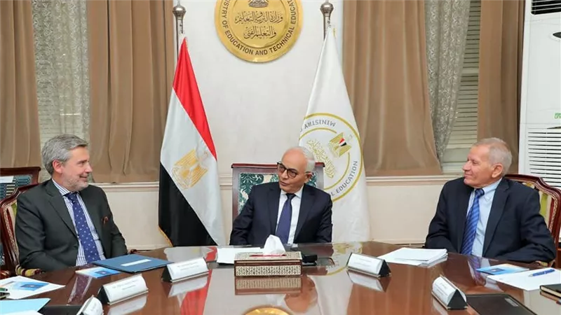 بعد إستقبال سفير ايطاليا بمصر.. قرار هام من وزير التعليم 