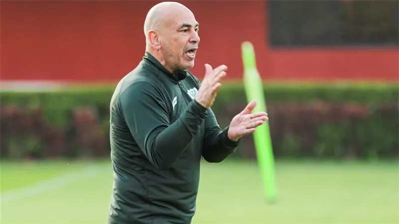  بعد وداع كأس الرابطة.. حسام حسن يحذر لاعبي المصري من انتفاضة الزمالك