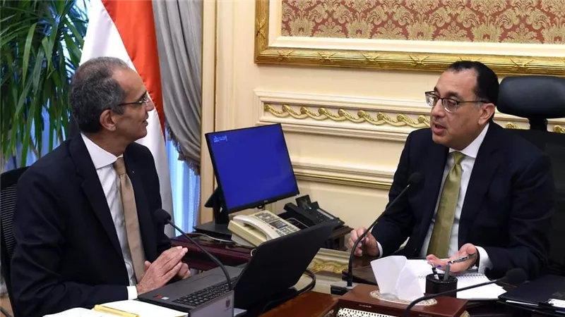 رئيس الوزراء يتابع مع وزير الاتصالات مستجدات عدد من مشروعات الوزارة