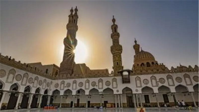 الإمام الأكبر يوجه بزيادة وجبات الإفطار بالجامع الأزهر وتنظيم إفطار للطلاب المغتربين