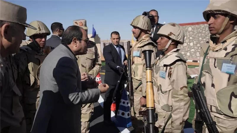 الرئيس السيسي يتفقد الارتكازات الأمنية بشرق القناة ويلتقى مقاتلى قيادات مكافحة الإرهاب