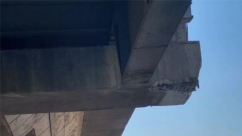 إغلاقه احترازيًا.. اصطدام تريلا بكوبرى بركه السبع طريق القاهرة الإسكندرية الزراعي