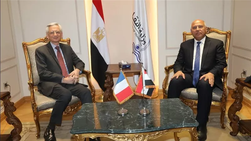 وزير النقل يبحث مع السفير الفرنسى بالقاهرة آخر المستجدات الخاصة بعدد من المشروعات المشتركة في مجال مترو الانفاق 