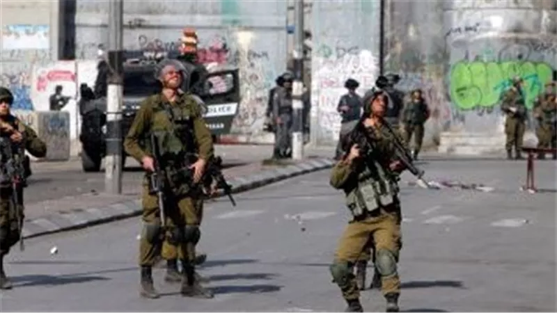 الاحتلال الإسرائيلى يعتقل شابين فلسطينيين من مخيم 