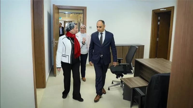 وزيرة البيئة تتابع الإجراءات اللوجيستية المتبعة لتسهيل الانتقال الفعلى للعاملين للعاصمة 