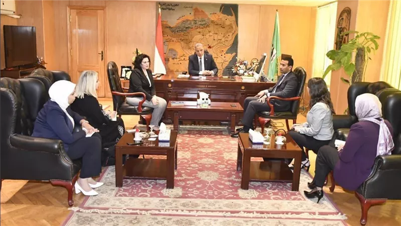محافظ الفيوم يبحث مع وفد الأمم المتحدة للمرأة سبل التعاون المشترك 