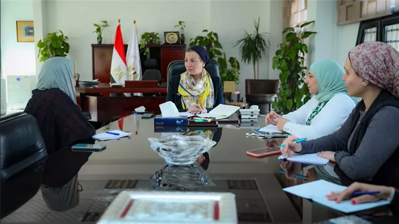 وزيرة البيئة تستقبل الرئيس التنفيذى لمؤسسة بنك الكساء المصرى