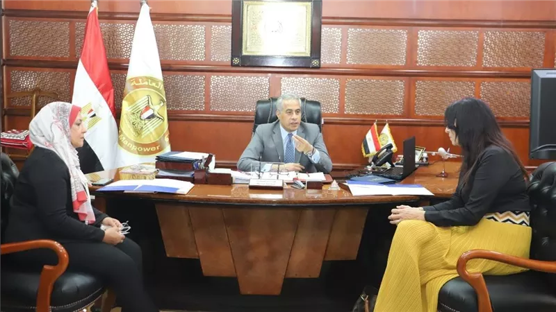 وزير القوى العاملة يلتقي وفداً من 