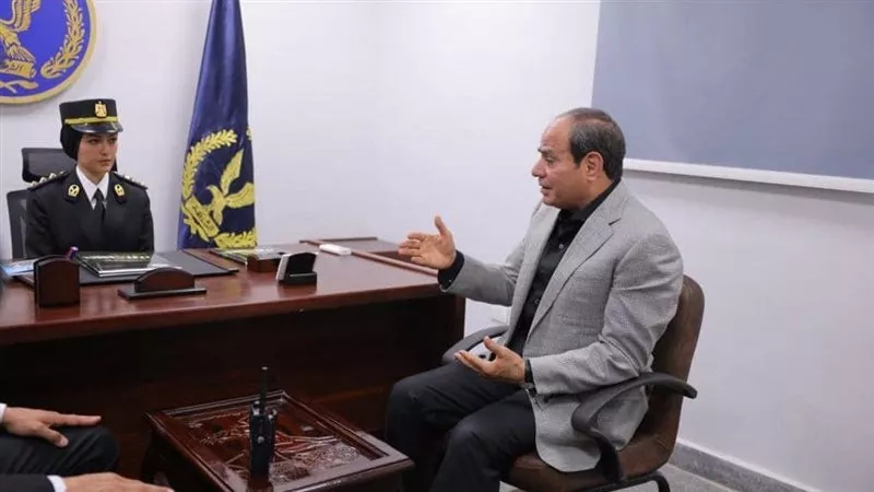 الرئيس السيسي يتناول الأفطار مع ضباط وأفراد قسم شرطة مدينة نصر أول 