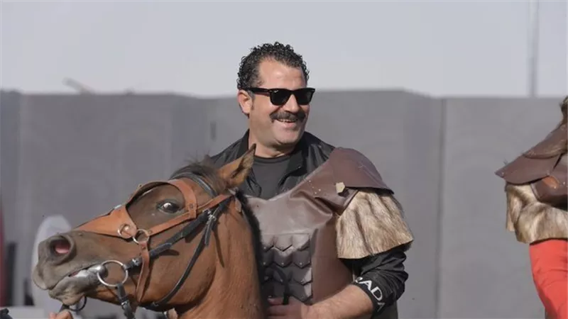 رامز ساخراً من الفنان محمود حافظ.. ساعة الخطر بنتحول بقر
