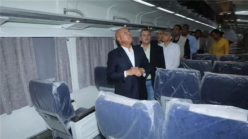 وزير النقل يلتقي عدد من المهندسين وقائدي القطارات والعاملين بورش كوم أبو راضي