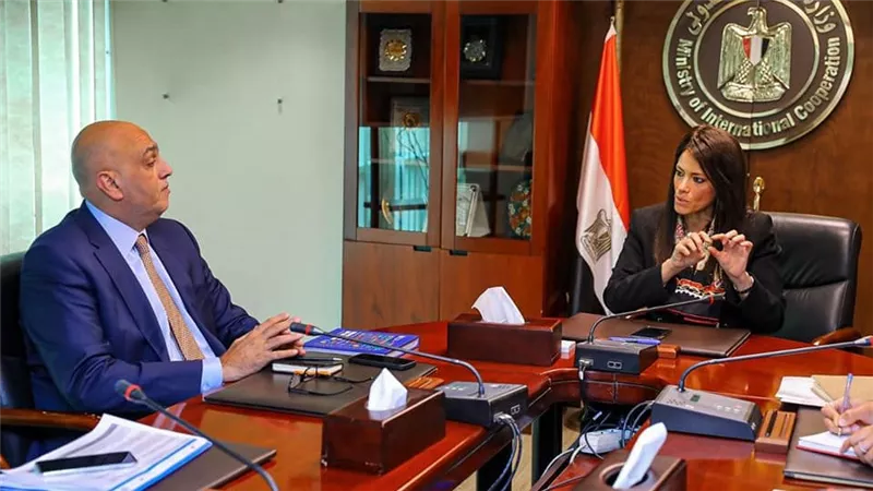  المشاط تبحث مع الرئيس التنفيذي لجهاز تنمية المشروعات التوسع في برامج تمويل المشروعات الصغيرة والمتوسطة 