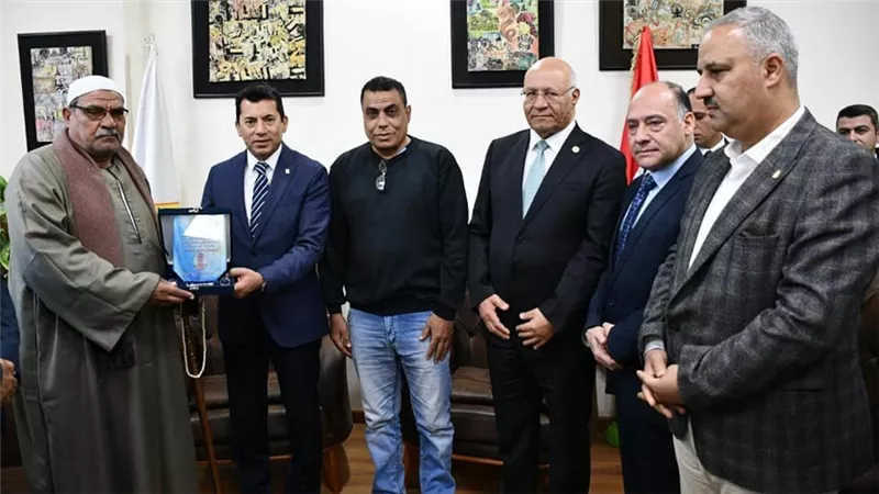 وزير الشباب يكرم اسرة الشهيد سليمان علي سليمان ويطلق اسمه علي احد مراكز الشباب بالقليوبية
