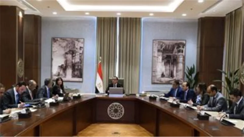 رئيس الوزراء يبحث سُبل النهوض بالمناطق الاستثمارية والصناعية ومواجهة التحديات