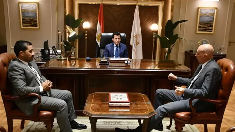 وزير الشباب والرياضة يناقش استعدادت استضافة مصر بطولة العالم للشباب