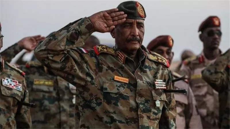 الجيش السوداني مطمئناً الشعب السوداني: القوات المسلحة متماسكة وستحسم الموقف قريبا 