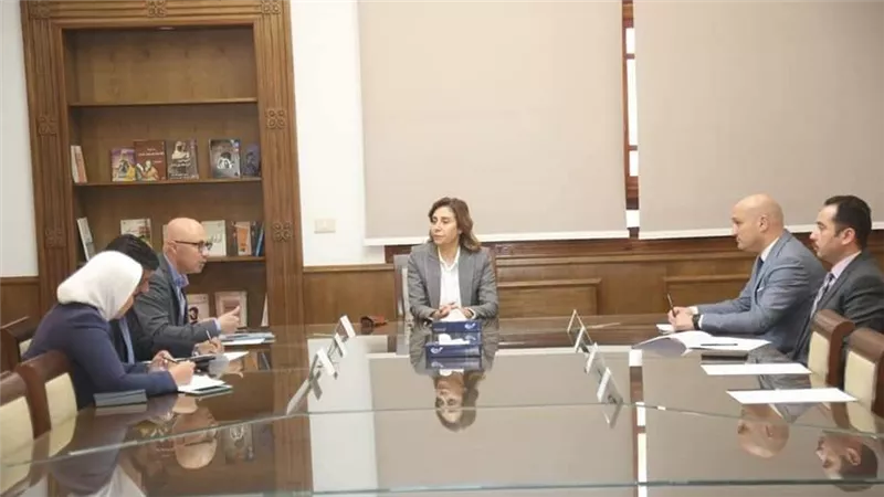 وزيرة الثقافة تجتمع ووفد