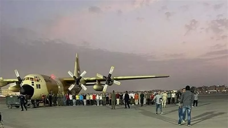 وصول الدفعة الأولى من الجنود المصريين العائدين من السودان.. والثانية خلال ساعات