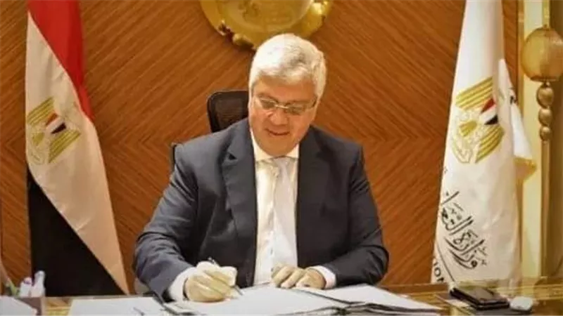 وزير التعليم العالي يوجه برفع درجة الاستعداد بالمستشفيات الجامعية خلال عيد الفطر المبارك