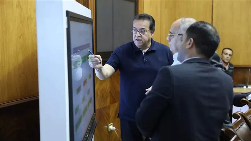 وزير الصحة يترأس غرفة الأزمات والطوارىء المركزية لمتابعة سير العمل بخطة التأمين الطبي للاحتفال بالعيد