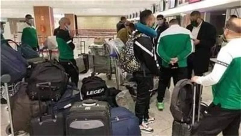 استعدادا لمواجهة الأهلي.. بعثة الرجاء المغربي تصل القاهرة