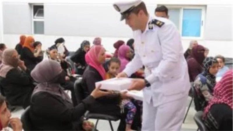 الداخلية توزع كعك على أهالي الأسمرات احتفالا بعيد الفطر