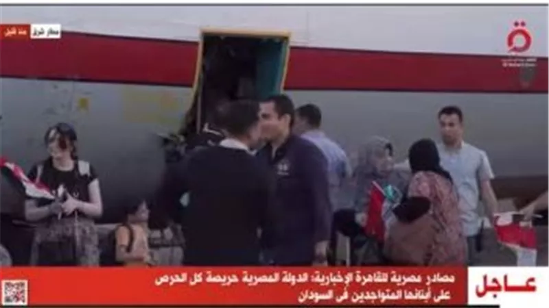القاهرة الإخبارية: مصريون يعانقون أقاربهم العائدين من السودان