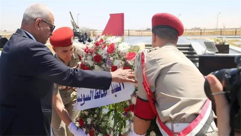 قيادات السويس يضعون أكاليل الزهور علي النصب التذكاري للجندي المجهول 