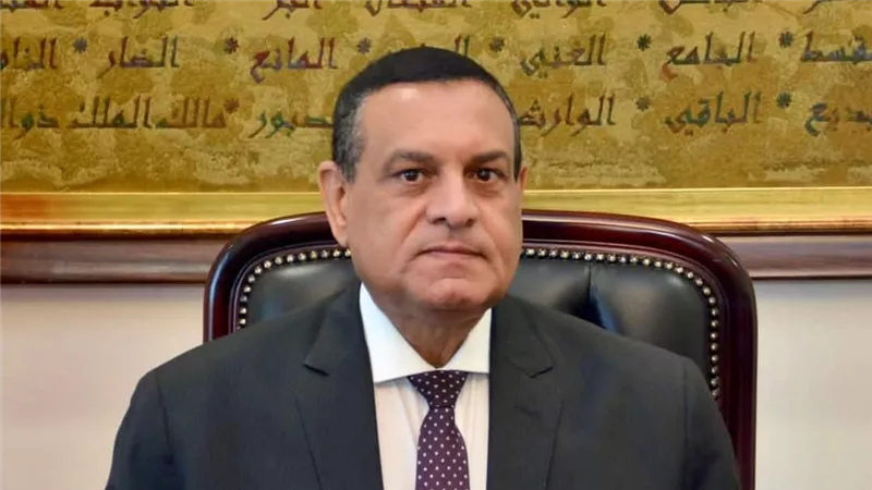 وزير التنمية المحلية يستعرض تقريراً حول جهود المحافظات للتصدى للتعديات ورفع تراكمات القمامة