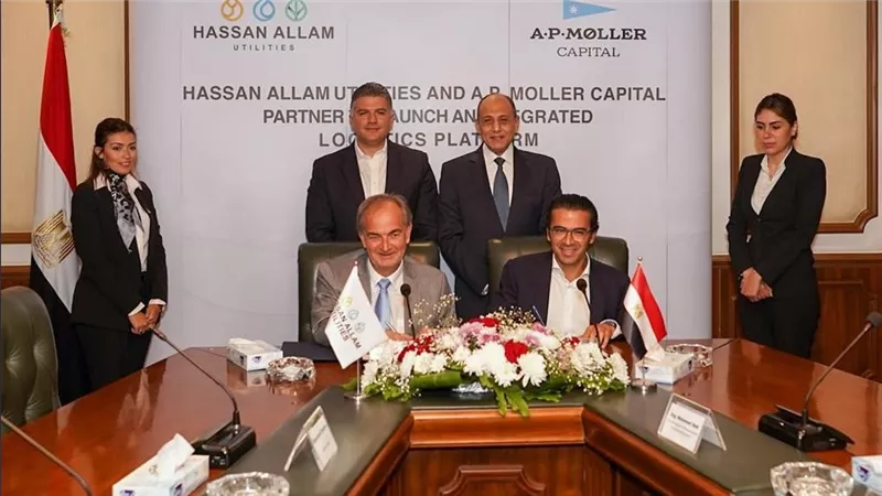 وزير الطيران يلتقى وفدًا  لبحث الفرص الاستثمارية فى الخدمات اللوجستية بمطار القاهرة