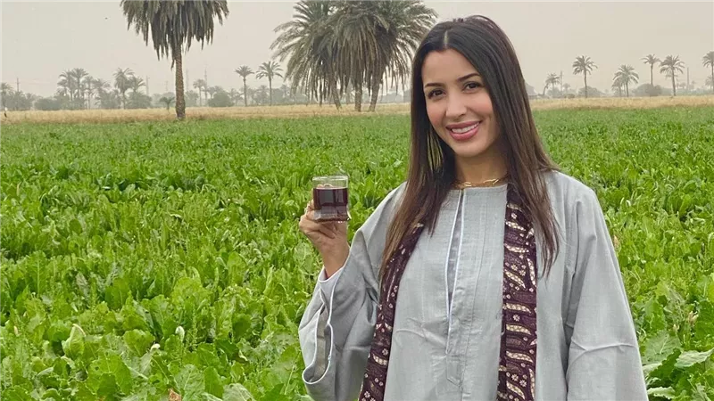 بالجلباب الصعيدي وكوباية شاى.. جنات تحتفل بالعيد على طريقتها