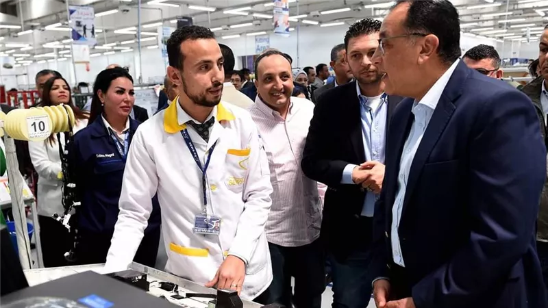 رئيس الوزراء  يتفقد مصنعا لـ 