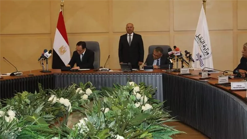 وزير النقل يشهد مراسم توقيع عقد بناء عدد 2 سفينة متعددة الأغراض MPC14K