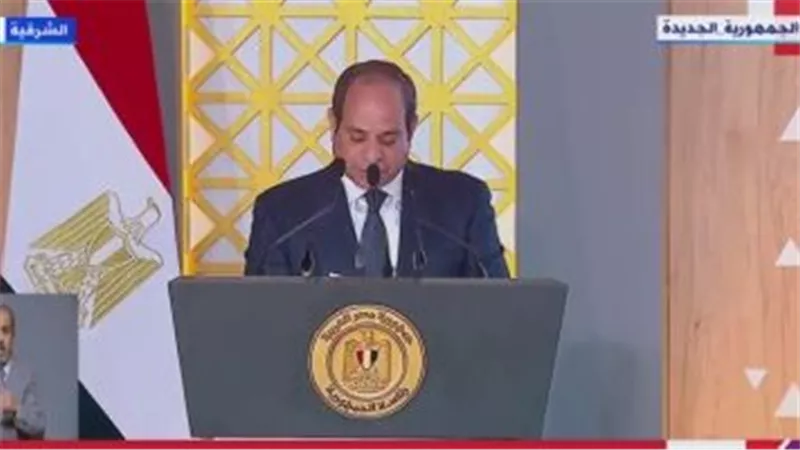 الرئيس السيسي يوجه بإنشاء صندوق إعانة للعمالة غير المنتظمة وصرف 1000 جنيه للعمال