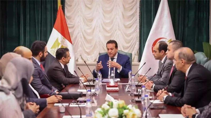وزير الصحة يستقبل وفدًا من المجلس العماني للاختصاصات الطبية لمناقشة التعاون في مجال التعليم الطبي المهني