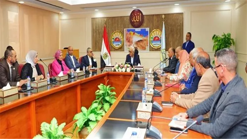 وزير التربية والتعليم يعقد اجتماعا مع قيادات مديرية التعليم بمحافظة مطروح 