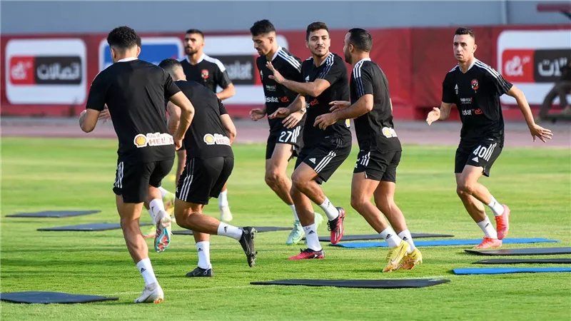 مهاجم الأهلي يفاضل بين 3 عروض تمهيدًا لرحيله عن الفريق