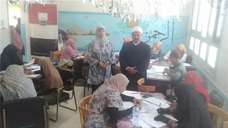  رئيس منطقة السويس الأزهرية يتابع تصحيح إمتحانات الإبتدائية والإعدادية