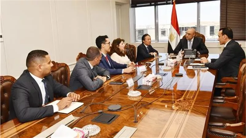 وزير الإسكان يلتقى مسئولى 